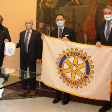 Bandiera del Rotary esposta per oggi al Palazzo Municipale di Marsala