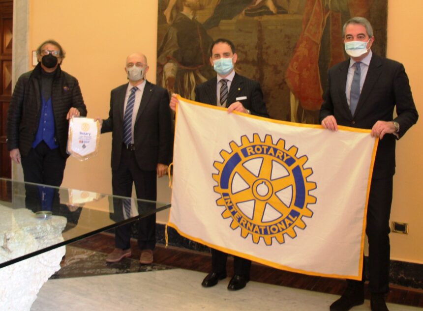 Bandiera del Rotary esposta per oggi al Palazzo Municipale di Marsala