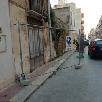 Marsala, i cittadini segnalano un edificio instabile in via Edoardo Alagna