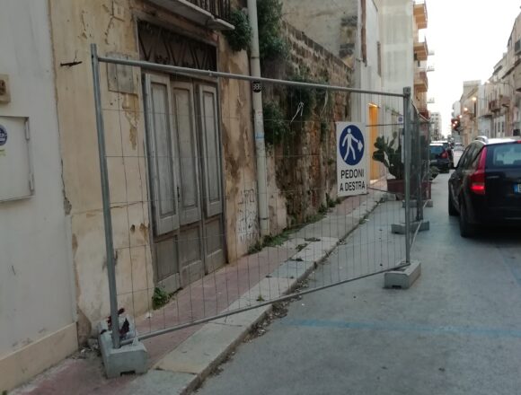 Marsala, i cittadini segnalano un edificio instabile in via Edoardo Alagna Marsala, i cittadini segnalano un edificio instabile in via Edoardo Alagna
