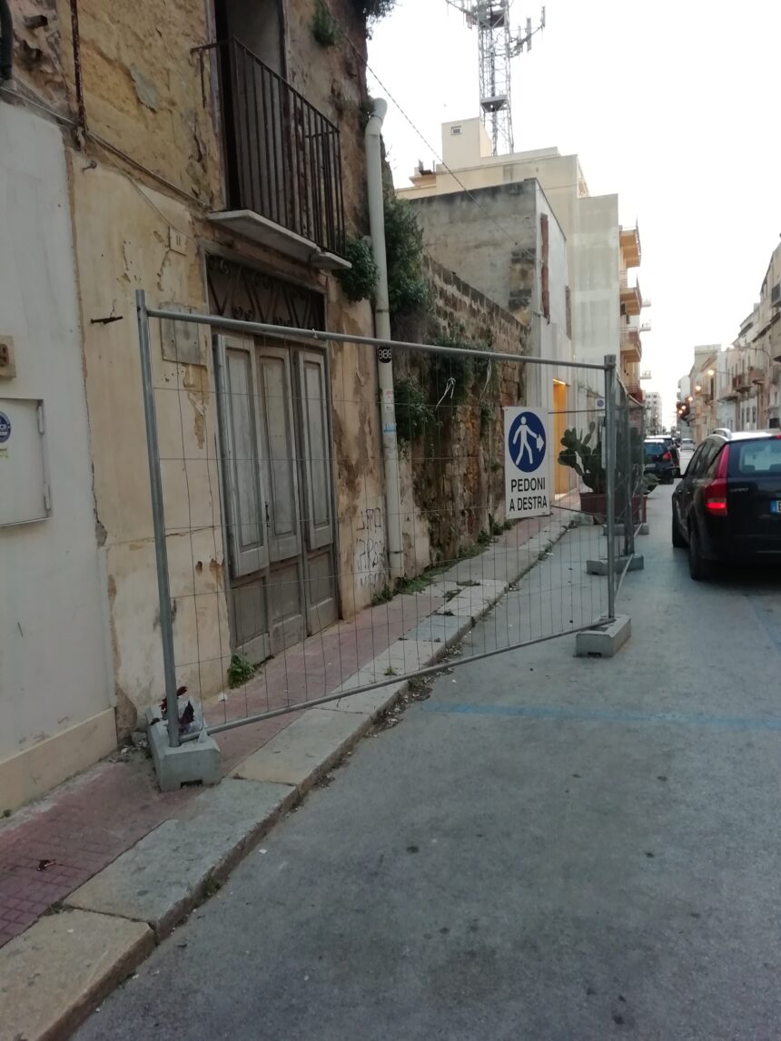 Marsala, i cittadini segnalano un edificio instabile in via Edoardo Alagna