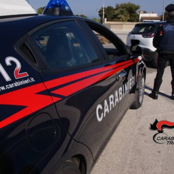 Trapani. I Carabinieri la sorprendono mentre cerca di liberarsi della cocaina: arrestata una 46enne