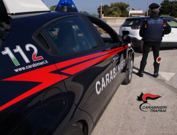 Trapani. I Carabinieri la sorprendono mentre cerca di liberarsi della cocaina: arrestata una 46enne