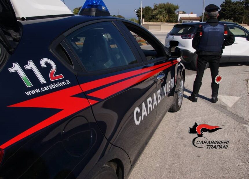 Trapani. I Carabinieri la sorprendono mentre cerca di liberarsi della cocaina: arrestata una 46enne