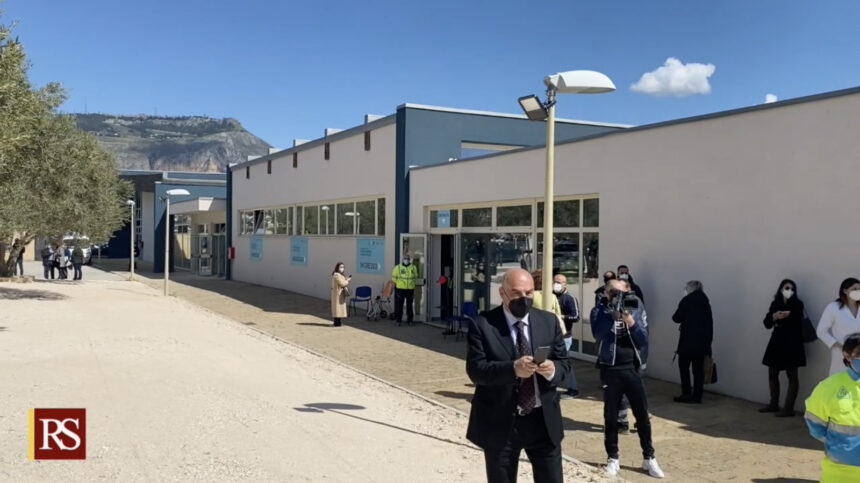 Musumeci: «Con Trapani ultimiamo il circuito degli hub, ora avanti con i vaccini»