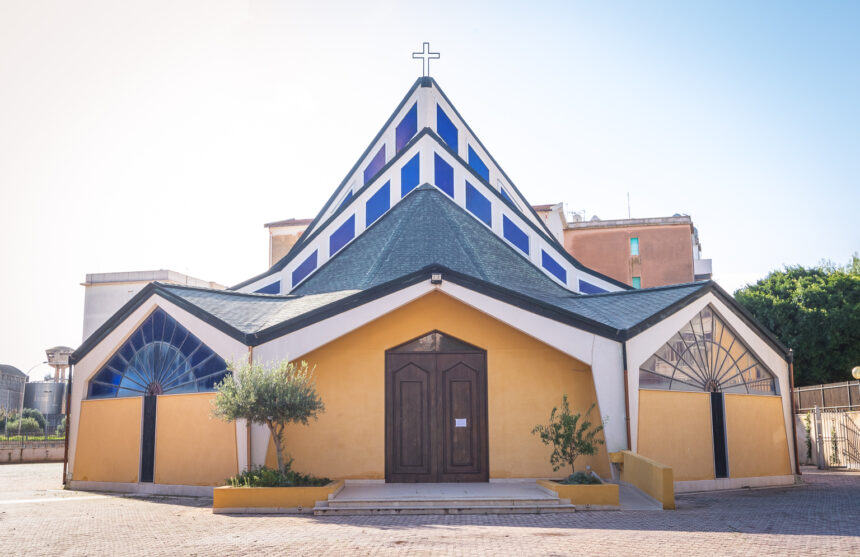 Marsala, la canonica apre le porte: accoglienza a due migranti nella parrocchia Madonna della Sapienza, nel quartiere Sappusi