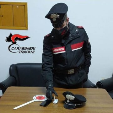Ad Alcamo un 72enne non si ferma all’alt dei Carabinieri: arrestato per il possesso di cocaina