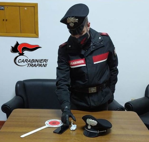 Ad Alcamo un 72enne non si ferma all’alt dei Carabinieri: arrestato per il possesso di cocaina