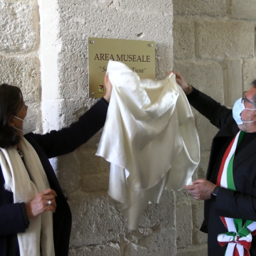 Affissa una targa in memoria dell’archeologo Sebastiano Tusa all’ingresso della sala “Antiquarium” all’interno dell’ex Stabilimento Florio di Favignana