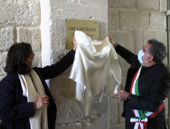 Affissa una targa in memoria dell’archeologo Sebastiano Tusa all’ingresso della sala “Antiquarium” all’interno dell’ex Stabilimento Florio di Favignana Affissa una targa in memoria dell’archeologo Sebastiano Tusa all’ingresso della sala “Antiquarium” all’interno dell’ex Stabilimento Florio di Favignana