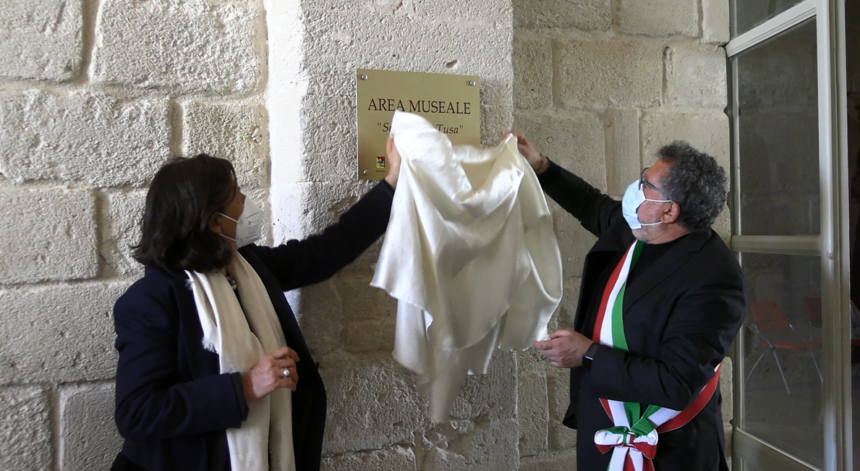 Affissa una targa in memoria dell’archeologo Sebastiano Tusa all’ingresso della sala “Antiquarium” all’interno dell’ex Stabilimento Florio di Favignana