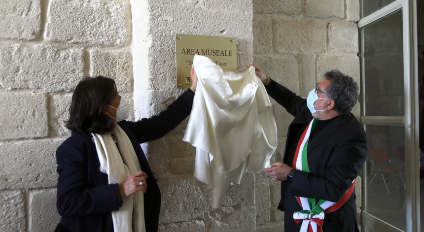 Affissa una targa in memoria dell’archeologo Sebastiano Tusa all’ingresso della sala “Antiquarium” all’interno dell’ex Stabilimento Florio di Favignana Affissa una targa in memoria dell’archeologo Sebastiano Tusa all’ingresso della sala “Antiquarium” all’interno dell’ex Stabilimento Florio di Favignana