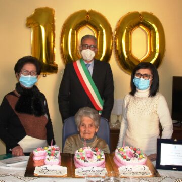 Vincenza Salerno ha festeggiato i 100 anni. Per lei una targa ricordo donata dal vice sindaco Paolo Ruggieri