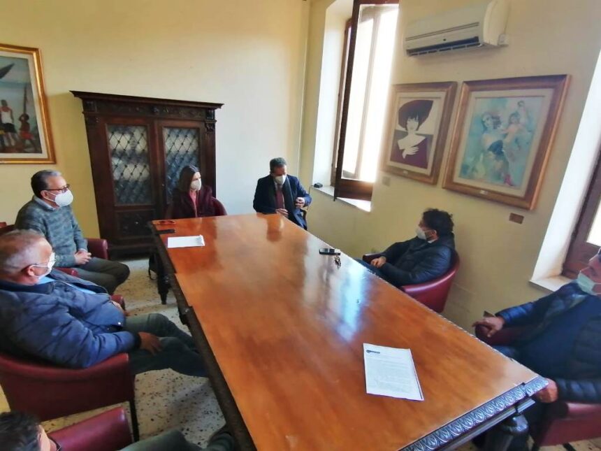 Il sindaco  Grillo e Ruggieri incontrano gli operatori degli scuolabus e il sindacalista Peppe Tumbarello