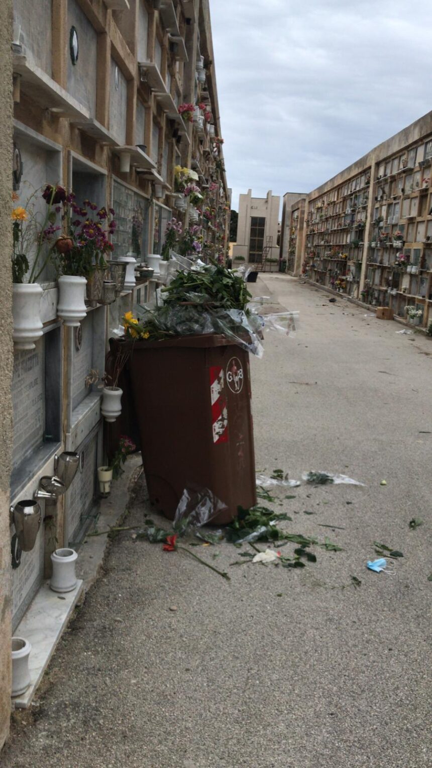 Rifiuti al cimitero di Marsala. I lettori ci segnalano