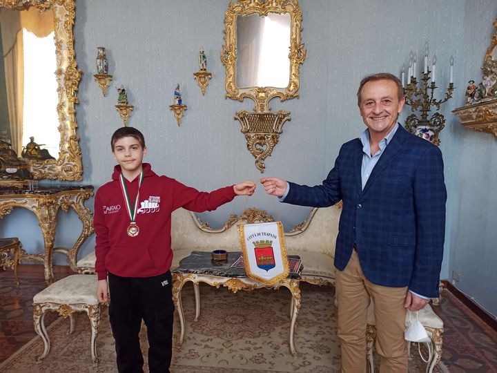 Il piccolo grande campione Nicolas Incandela ricevuto dal sindaco di Trapani, Giacomo Tranchida a Palazzo D’Alì