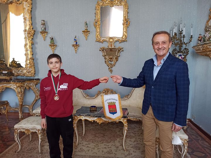 Il piccolo grande campione Nicolas Incandela ricevuto dal sindaco di Trapani, Giacomo Tranchida a Palazzo D’Alì Il piccolo grande campione Nicolas Incandela ricevuto dal sindaco di Trapani, Giacomo Tranchida a Palazzo D’Alì