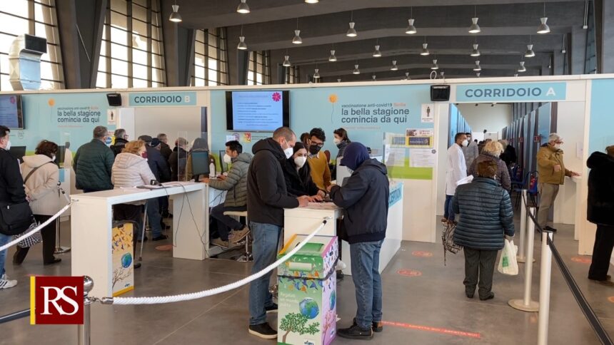 Sicilia, vaccini negli hub “Open weekend” anche per gli over 80. Ci saranno tre corsie