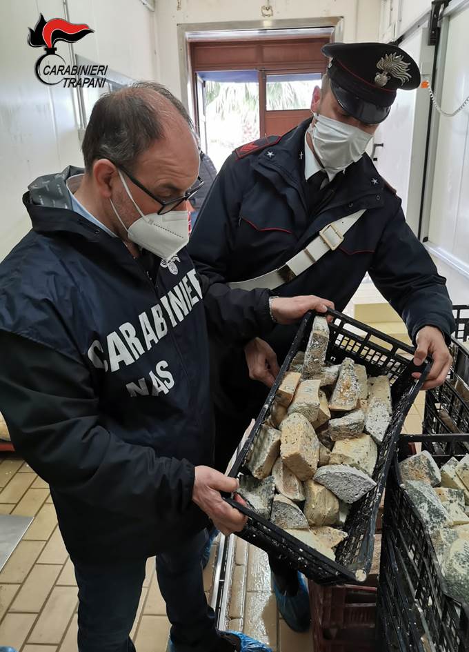 Alimenti scaduti ed in cattivo stato di conservazione all’interno di un caseificio di Paceco: i Carabinieri denunciano il legale responsabile dell’attività