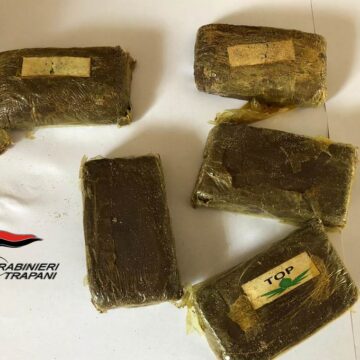 Nuovo ritrovamento di hashish sul bagnasciuga di Campobello di Mazara, intervengono i Carabinieri