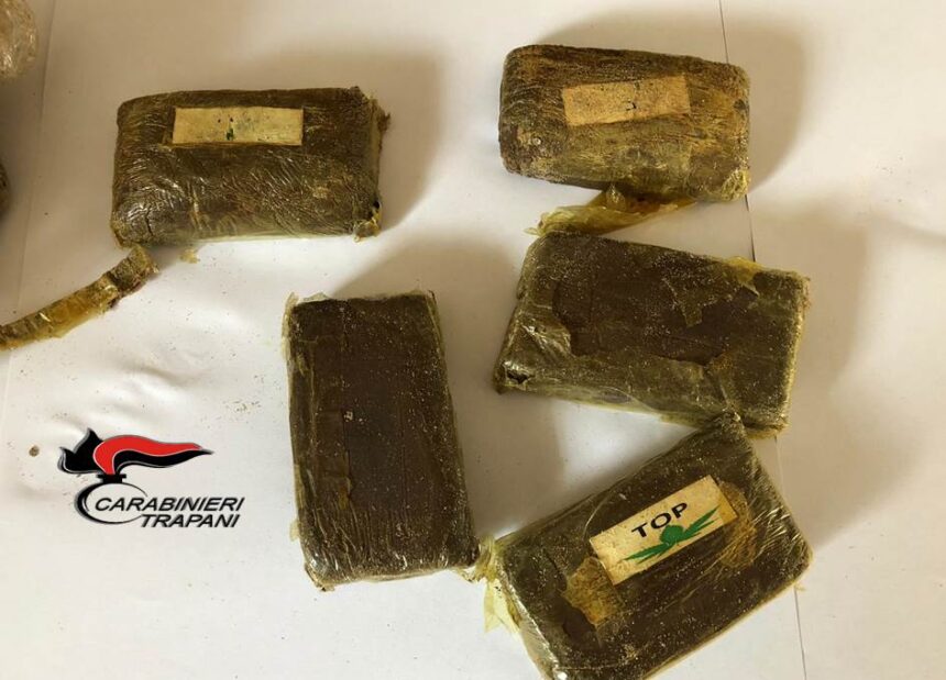 Nuovo ritrovamento di hashish sul bagnasciuga di Campobello di Mazara, intervengono i Carabinieri