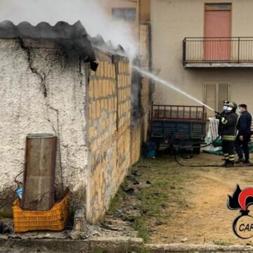 Vasto incendio in un deposito a Partanna, intervengono Carabinieri e Vigili del Fuoco