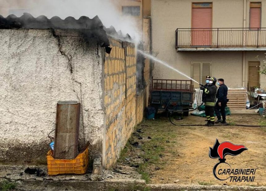 Vasto incendio in un deposito a Partanna, intervengono Carabinieri e Vigili del Fuoco