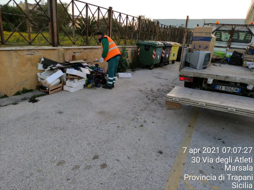 Multati alcuni operatori del mercatino: a fine servizio hanno abbandonato i rifiuti nell’area attrezzata. L’assessore Milazzo: “Dispiace riscontrare questi atti di inciviltà”