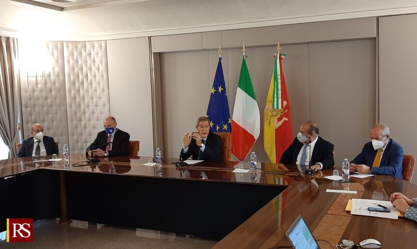 Vaccini, Musumeci: «Da domani anche per i cinquantenni e immunizzazione di massa nelle isole minori»