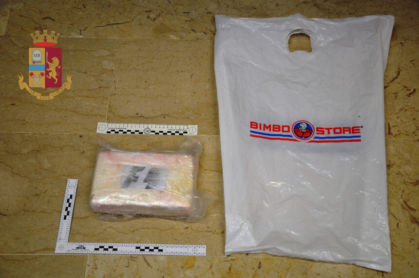 Scappa dopo aver gettato un chilo di cocaina: pusher arrestato dalla Polizia di Stato a Trapani