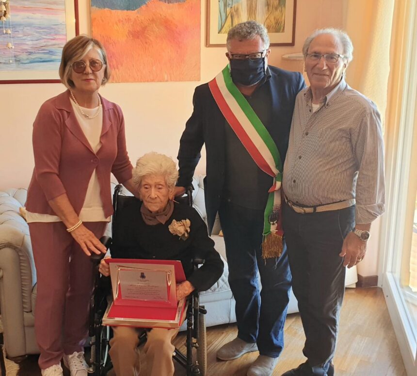 Maria Antonia Bevilacqua, originaria di Marettimo, festeggia i cento anni. A farle visita per il compleanno il sindaco Forgione e l’assessore Vaccaro