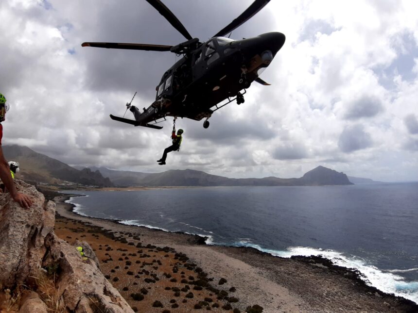 Aeronautica Militare e Corpo Nazionale Soccorso Alpino e Speleologico si addestrano insieme