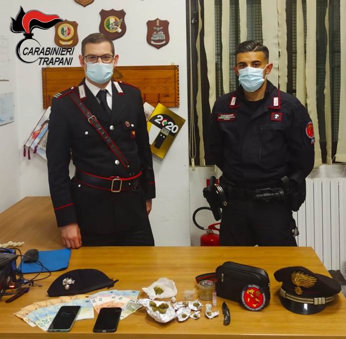 Alcamo. Controllo del territorio: i Carabinieri sequestrano droga e un coltello