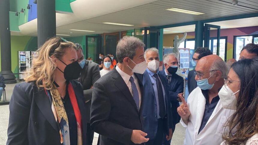 Vaccini, visita di Musumeci all’hub di Agrigento: “Dobbiamo uscire presto dal tunnel”