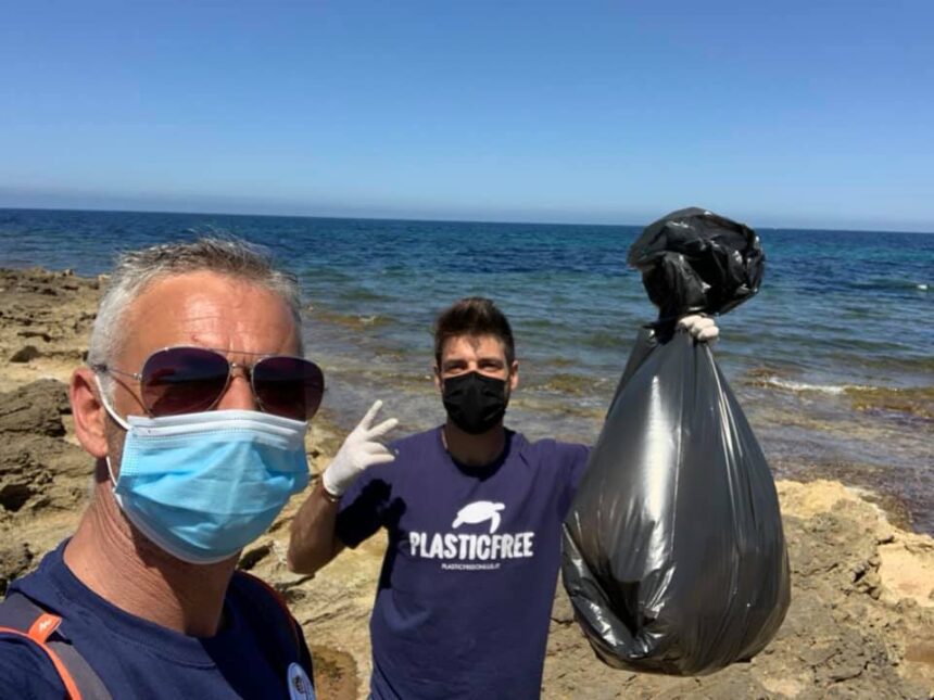 Ripulita la costa di Sibiliana. L’iniziativa è stata promossa dall’associazione Plastic Free Onlus con il patrocinio del Comune di Petrosino