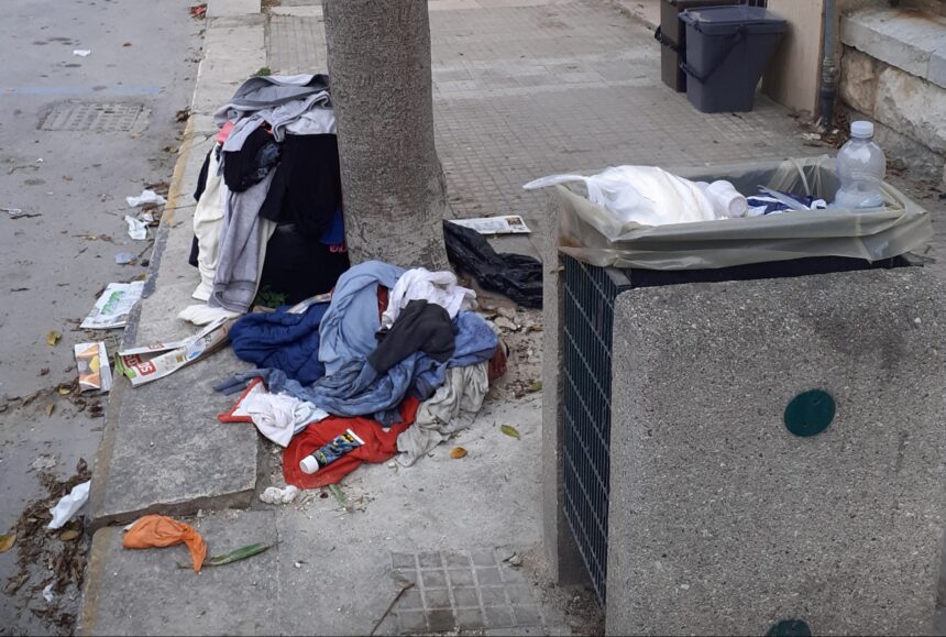 A due passi dall’Ufficio di Igiene a Marsala. Possiamo sperare di non vedere più immagini così indecenti?