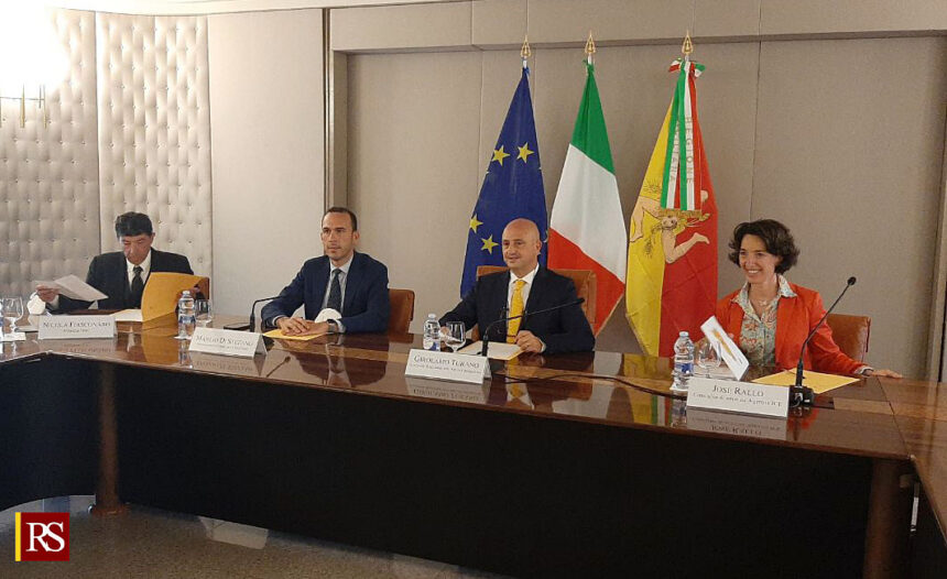 Esportazioni, riapre l’Export Flying Desk dell’Ice all’assessorato Attività produttive.  A Palazzo d’Orleans sono intervenuti  l’assessore Turano, il sottosegretario Di Stefano, il consigliere Agenzia Ice Josè Rallo e l’imprenditore  Fiasconaro. Turano: ” E’ il frutto di una collaborazione collaudata e vincente tra Regione Siciliana e ICE, ma è anche un segno tangibile della volontà del governo Musumeci e della Farnesina di essere accanto alle imprese siciliane che vogliono tornare sui mercati internazionali”