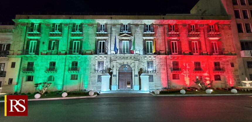 2 giugno: il Tricolore sulla facciata di Palazzo Orleans