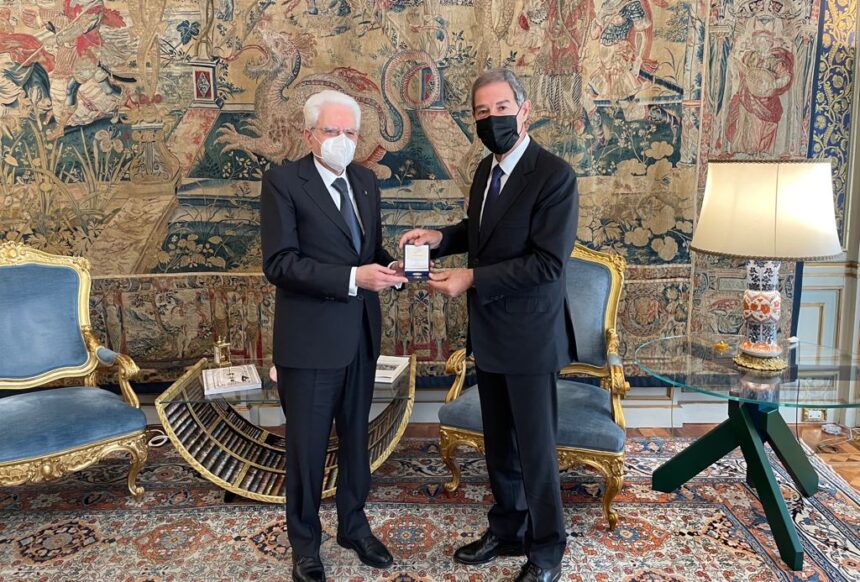 Statuto siciliano, Musumeci al Quirinale dona a Mattarella medaglia per il 75mo anniversario
