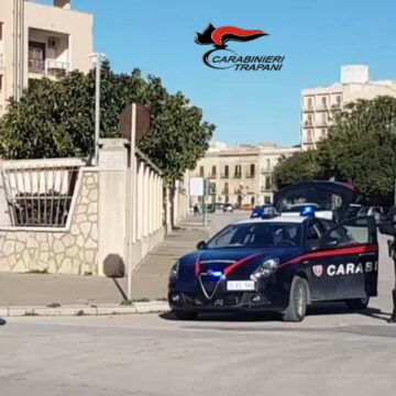 Trapani: fermato ad un controllo su ciclomotore senza casco aggredisce i carabinieri. Arrestato 51enne