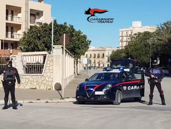 Trapani: fermato ad un controllo su ciclomotore senza casco aggredisce i carabinieri. Arrestato 51enne