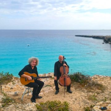 Omaggio al Maestro Morricone, alle Egadi concerto sugli scogli e pubblico in barca