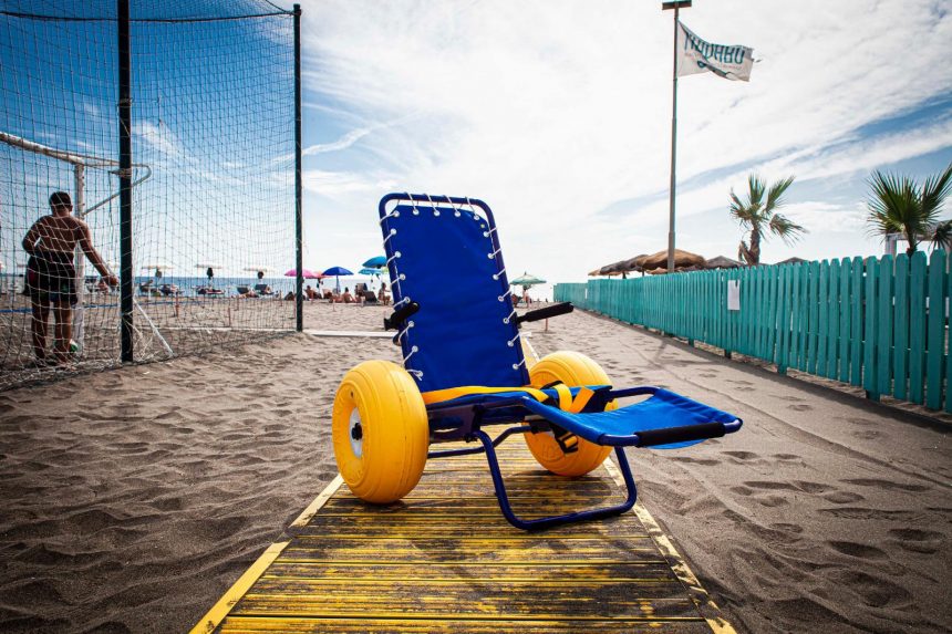 Sedie, passerelle e altre attrezzature al mare per i diversamente abili: approvata all’Ars risoluzione M5S
