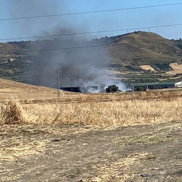 Incendio Kalat, assessore Baglieri: troppi “imprevisti” nella gestione rifiuti, avvieremo tavolo di crisi con prefetti