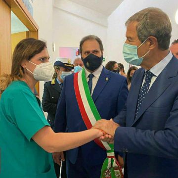 Covid, il presidente Musumeci in visita all’hub vaccinale di Buseto Palizzolo nel Trapanese