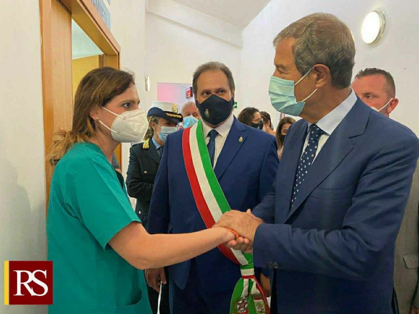 Covid, il presidente Musumeci in visita all’hub vaccinale di Buseto Palizzolo nel Trapanese
