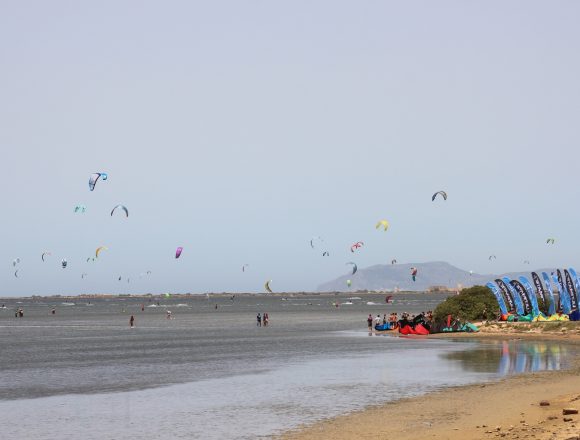 Marsala Kitefest. Continua con successo, fino a domenica lo spettacolo di vele e colori nella Laguna dello Stagnone Marsala Kitefest. Continua con successo, fino a domenica lo spettacolo di vele e colori nella Laguna dello Stagnone