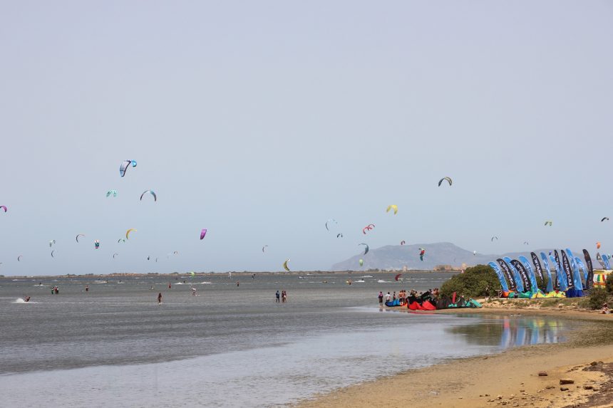 Marsala Kitefest. Continua con successo, fino a domenica lo spettacolo di vele e colori nella Laguna dello Stagnone