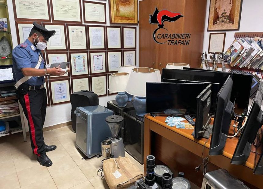Pantelleria. Giovane coppia scoperta con beni rubati e banconote false: denunciati dai Carabinieri dell’Isola