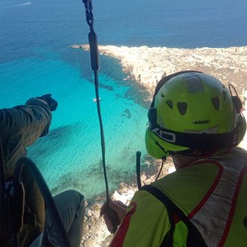Ricerca e soccorso, un elicottero dell’Aeronautica militare recupera un escursionista infortunato a Favignana